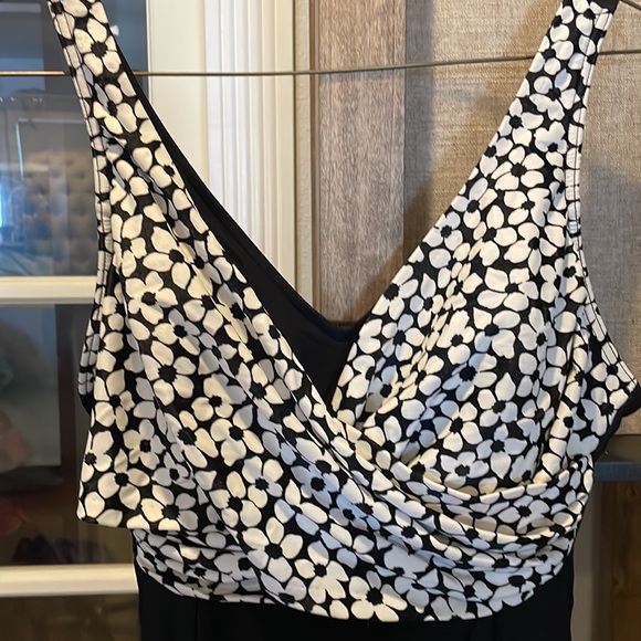 One piece bathing suit - Picture 2 of 4